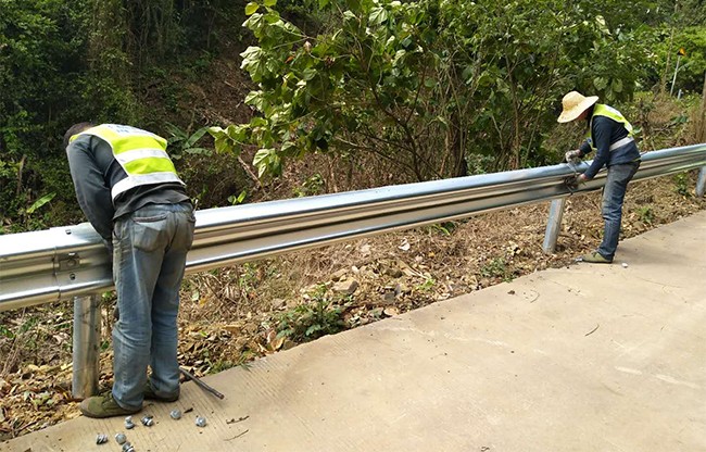 丹东高速公路护栏的定期维护与保养