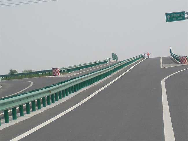 丹东高速公路护栏的材质与规格