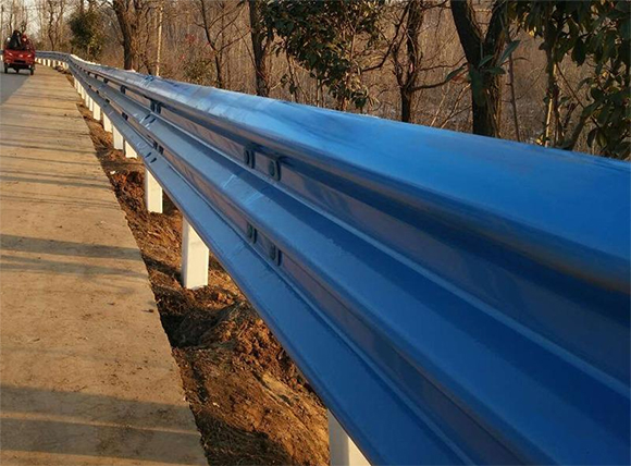 丹东公路波形护栏板的优点